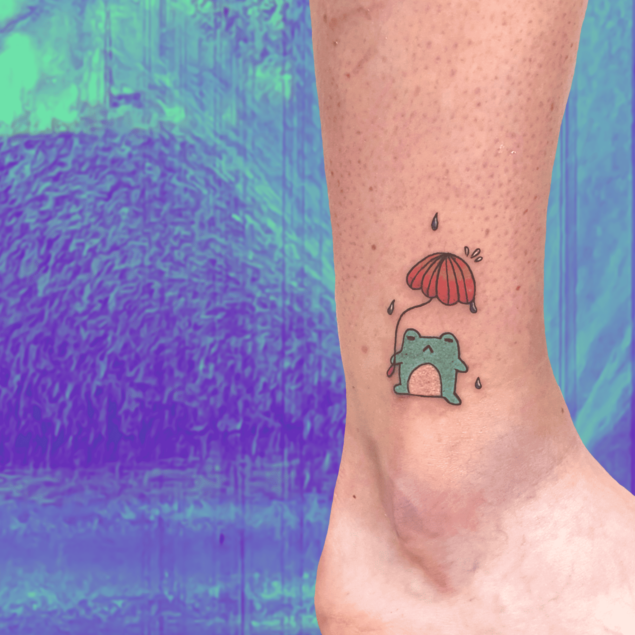 Tatouage en couleur d'une grenouille qui s'abrite sous un parapluie champignon